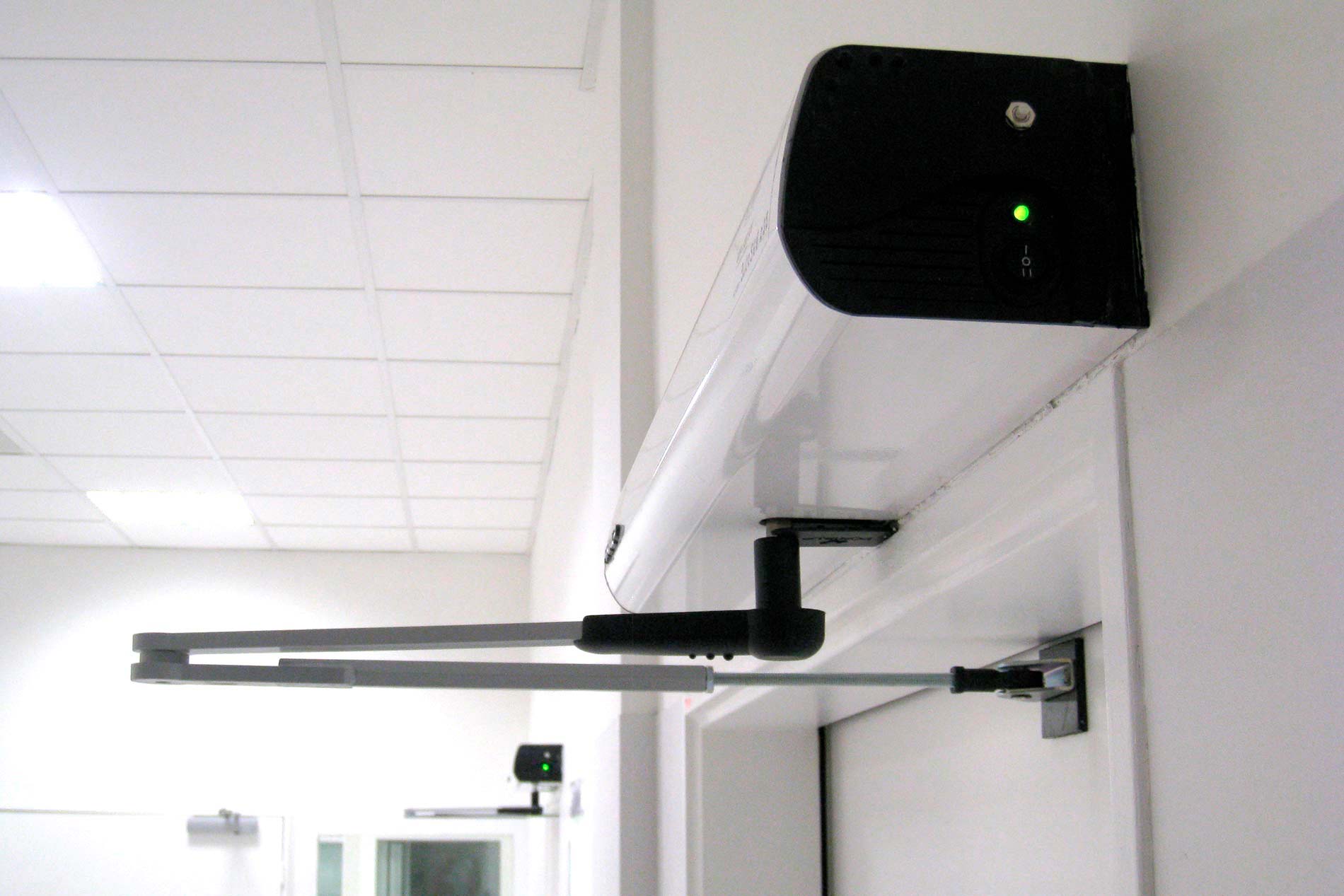 Operatore per porte a battente
