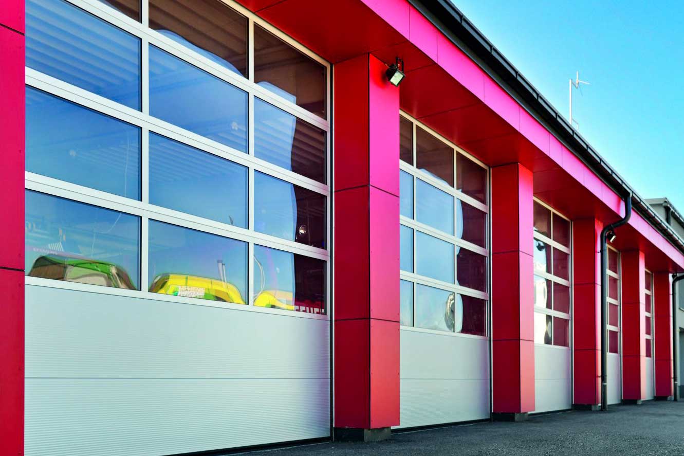 Porte sectionnelle vitrée d'une caserne de pompiers