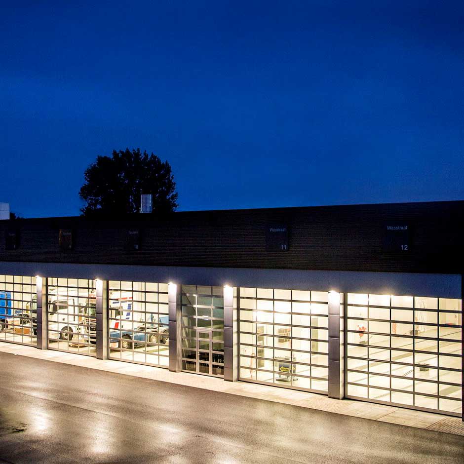 Portalp porte sectionnelle Alpha Deuren ALU, semi-vitrée
