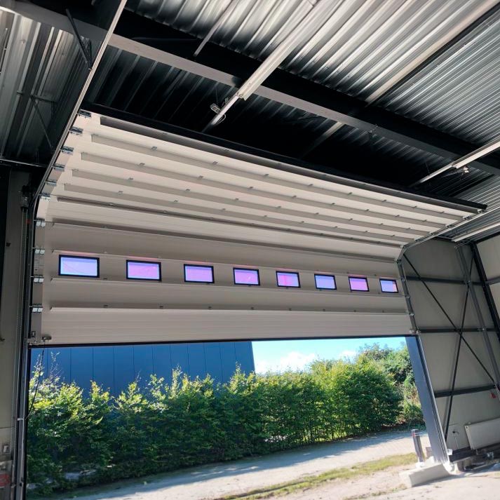 Portalp porte sectionnelle Alpha Deuren ISO, isolée pleine avec hublots