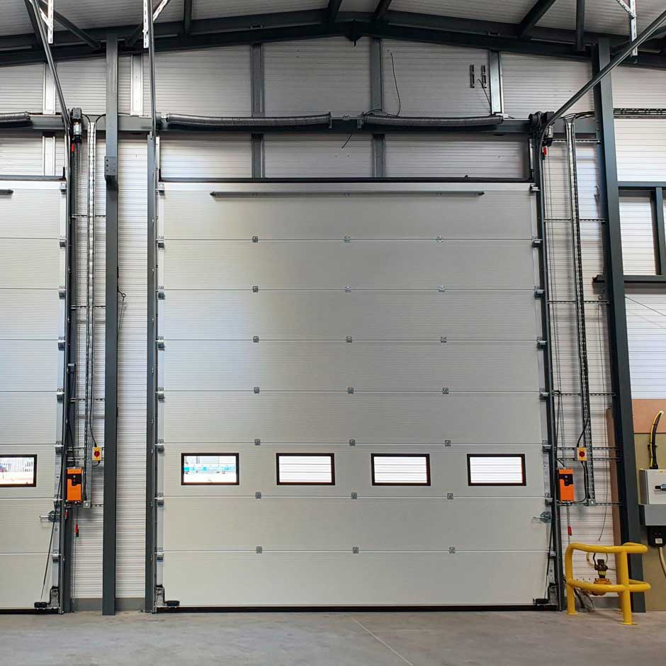 Portalp porte sectionnelle Alpha Deuren ISO, isolée pleine avec hublots