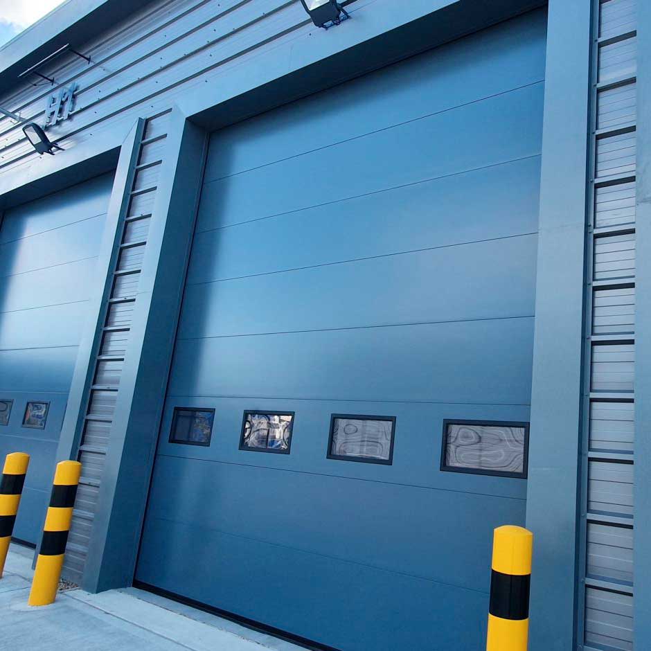 Portalp porte sectionnelle Alpha Deuren ISO, isolée pleine avec hublots