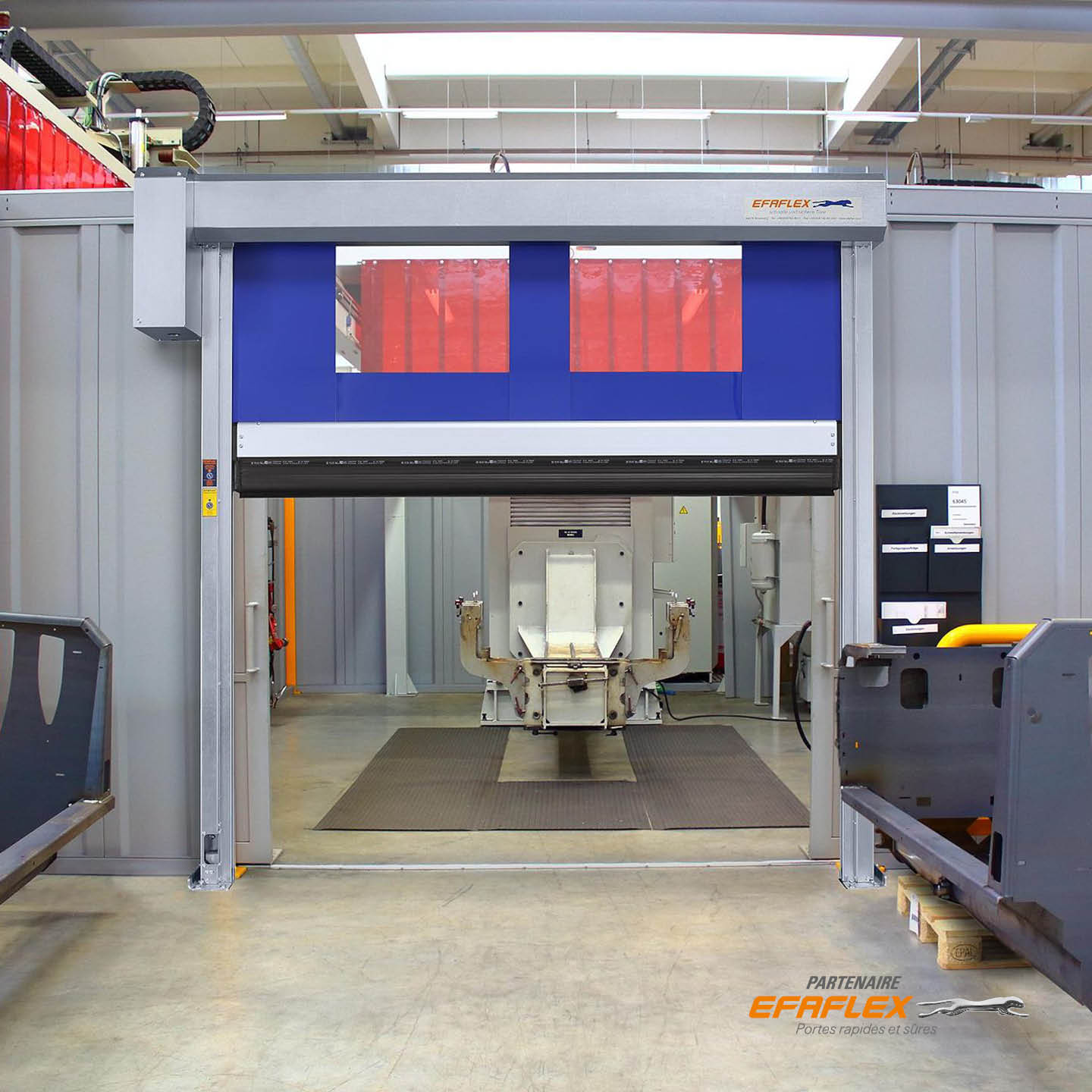 Porte industrielle protection machine, souple rapide enroulable bleu, ouverte à moitié, en mouvement
