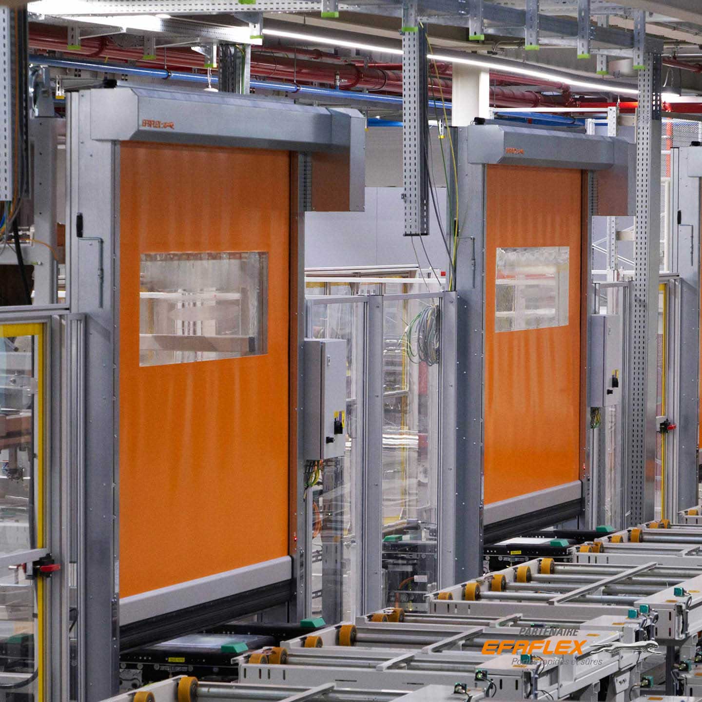 portes industrielles souples rapides enroulables oranges côte à côté, tapis industriel