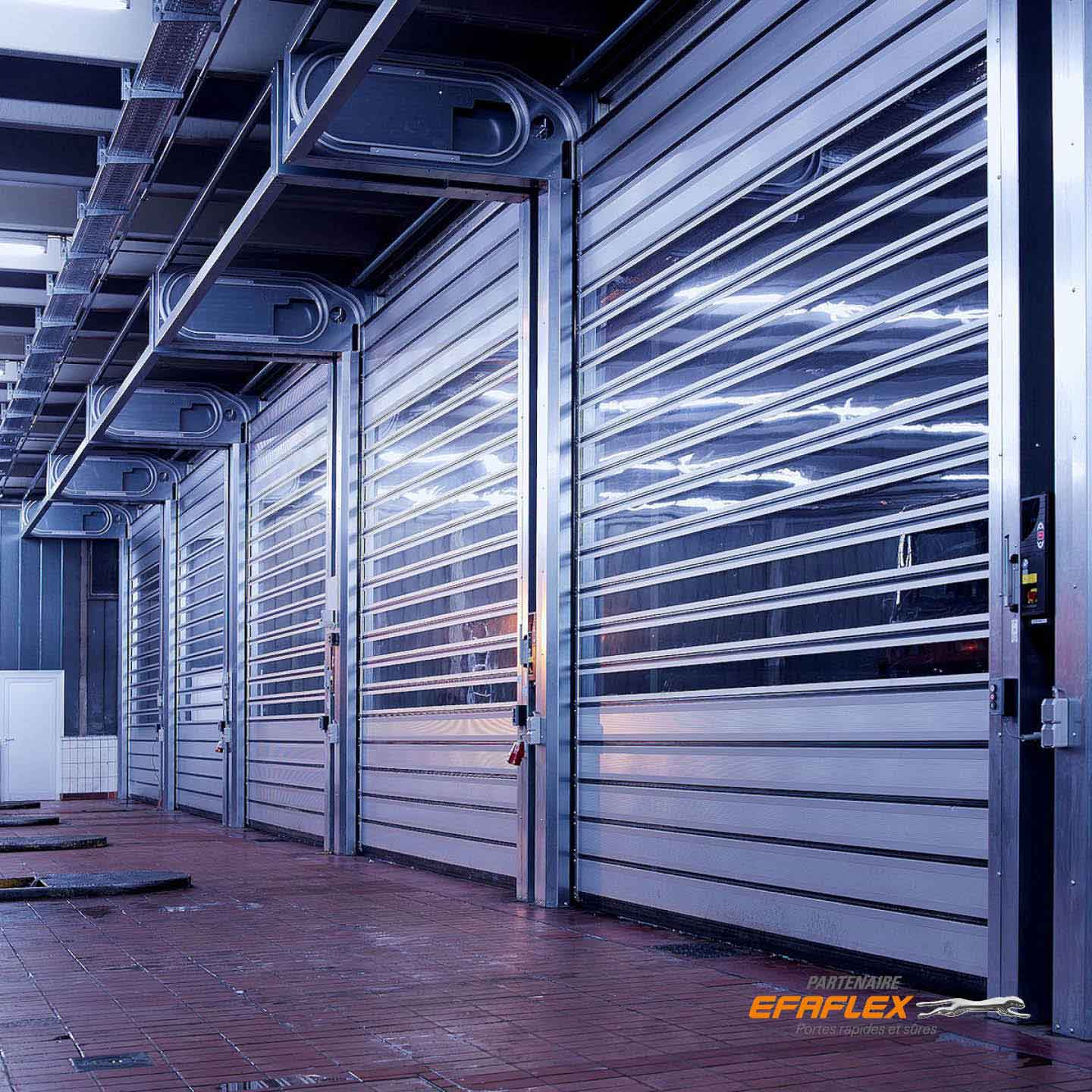 Plusieurs portes rigides rapides à spirales fermées grises, avec surface transparente