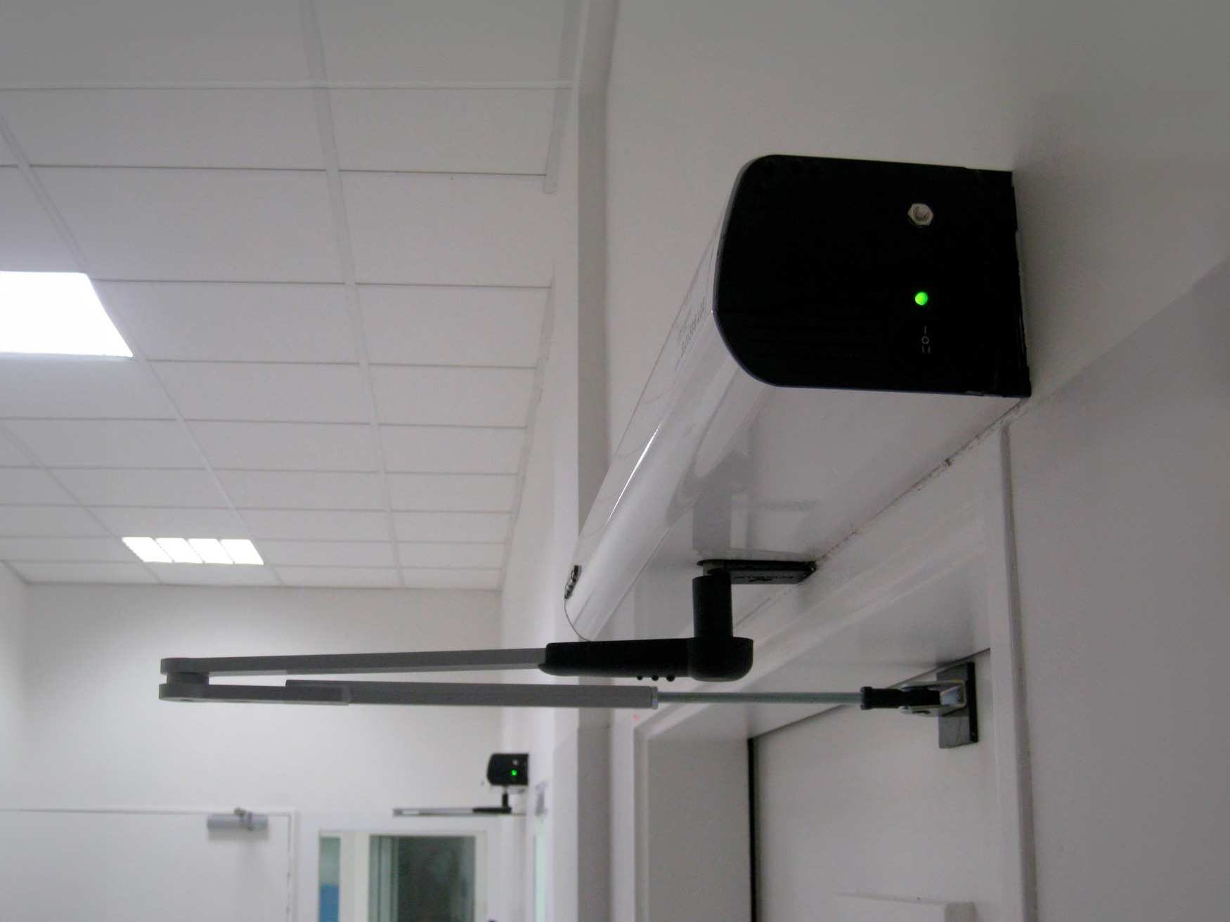 Operatore per porte a battente