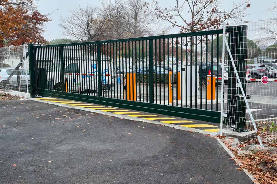Portail coulissant à l'entrée d'un parking
