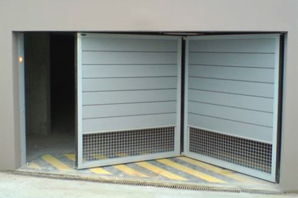 Porte accordéon à l'entrée d'un parking