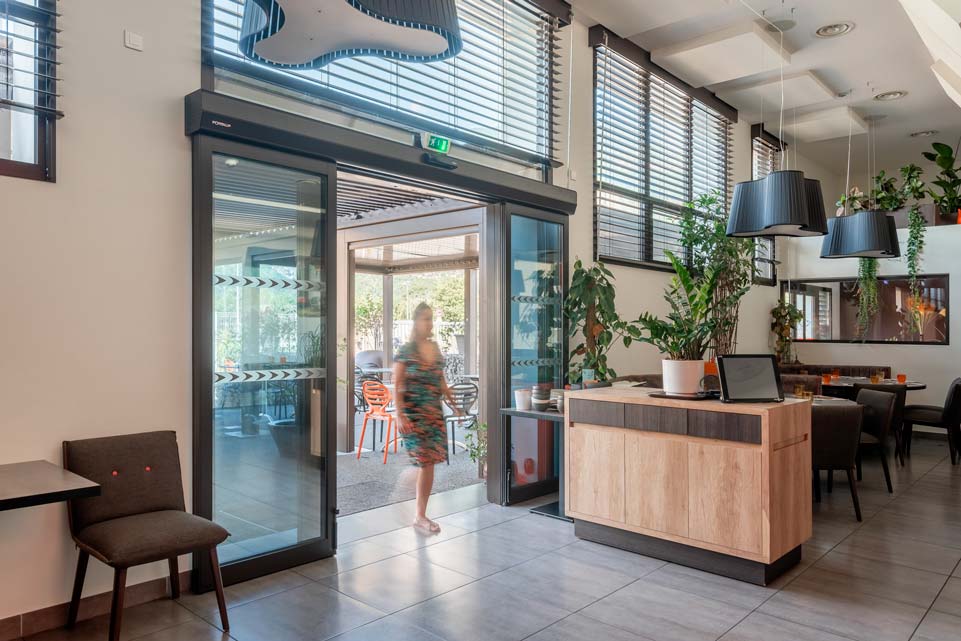 Porte à rupture de pont thermique à l'entrée d'un restaurant