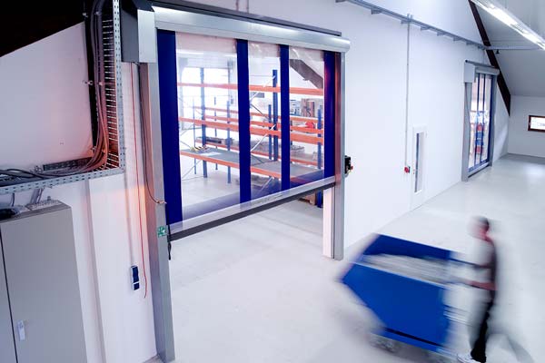Porte souple à enroulement autoportante