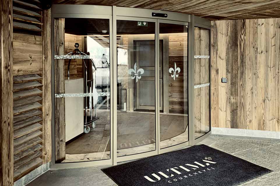 Porte cintrée à l'entrée d'un hôtel