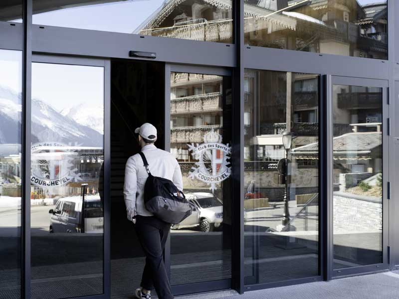 Porte automatiche all'ingresso di un edificio aperto al pubblico