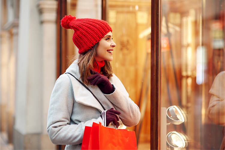 Donna che fa shopping davanti a una vetrina