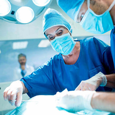 Opérateurs dans une salle blanche