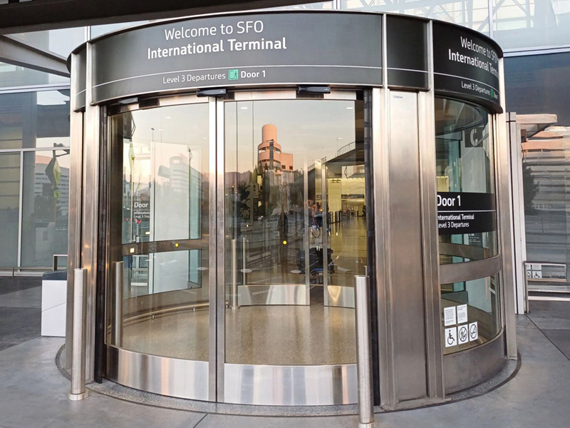 Porte automatiche all'ingresso di un edificio aperto al pubblico
