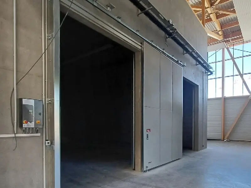 Porte coulissante avec rail